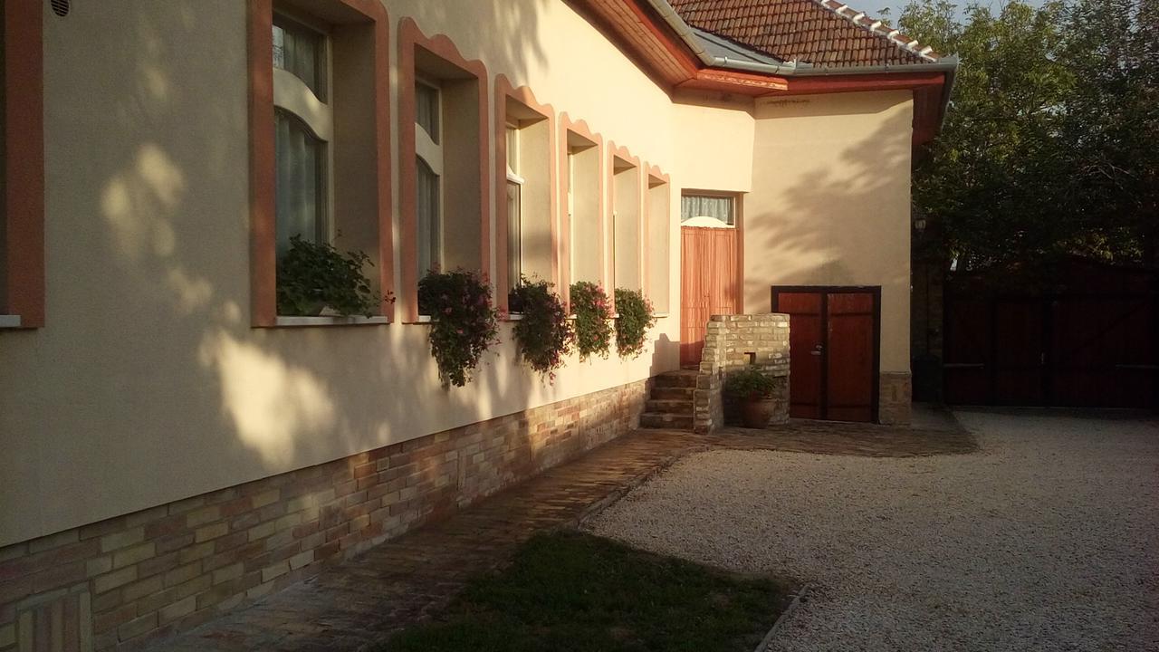 Resort La Tulipe Noire Ceglédbercel Exterior photo